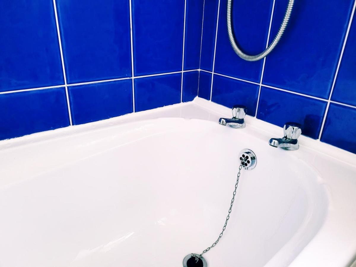 Modern 2 Bed House- Free Parking And Close To The Centre Appartement *